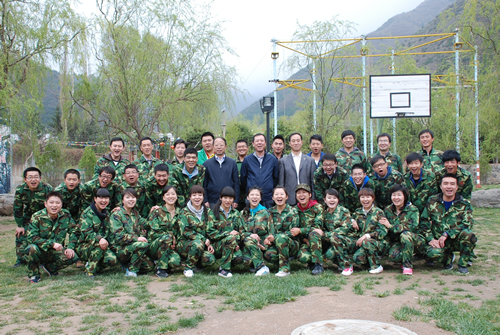 公司十分重視青年職工思想教育工作，經(jīng)常組織開展活動豐富他們的精神生活。圖為拓展訓(xùn)練后領(lǐng)導(dǎo)與年輕人合影