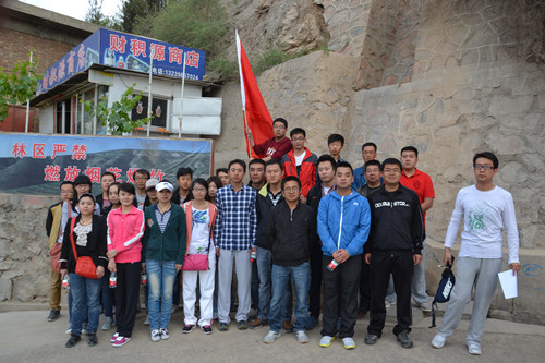 建設(shè)公司舉辦“五•四”青年登山活動公司領(lǐng)導(dǎo)與全體團員合影