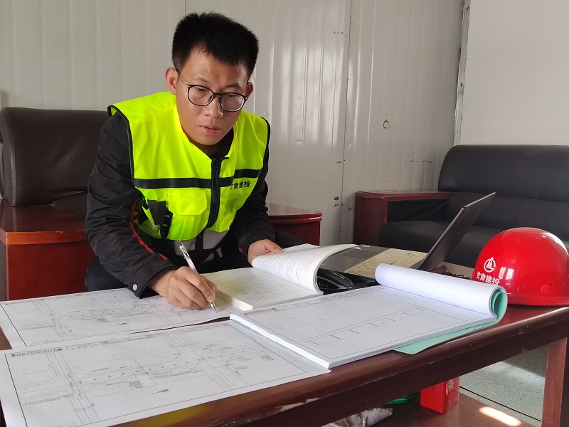 202405141715647773451438.jpg 工作照.jpg